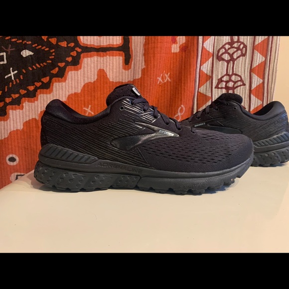 brooks gts 19 black